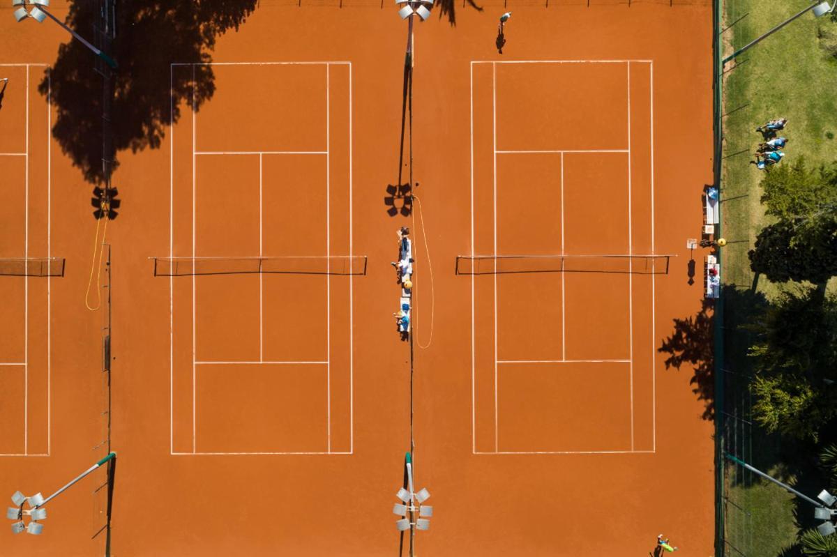 Don Carlos 马尔韦利亚 外观 照片 Tennis courts at the club