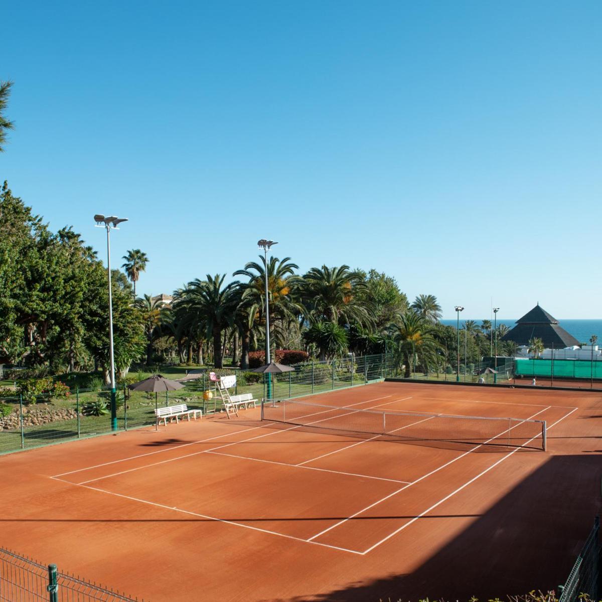 Don Carlos 马尔韦利亚 外观 照片 Tennis courts at the club